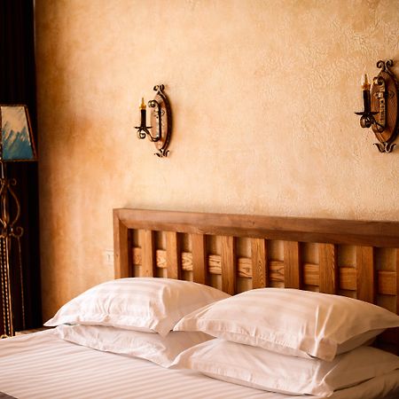 Caucasus Hotel Kasagh Luaran gambar A bed with two pillows