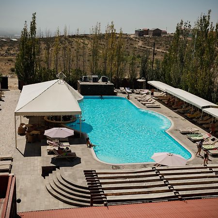 Caucasus Hotel Kasagh Luaran gambar The swimming pool at the Grand Hotel