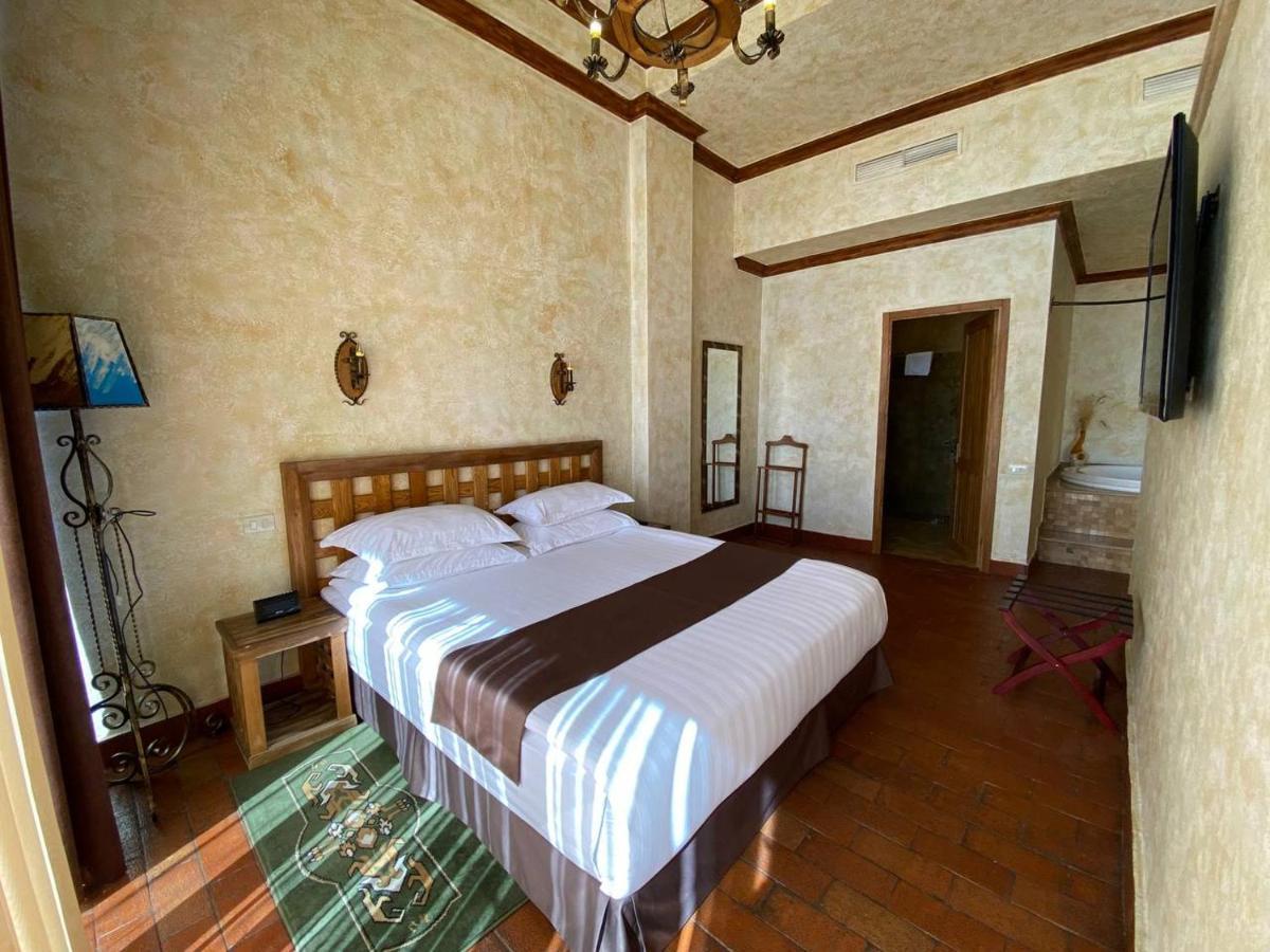 Caucasus Hotel Kasagh Luaran gambar A room at the hotel