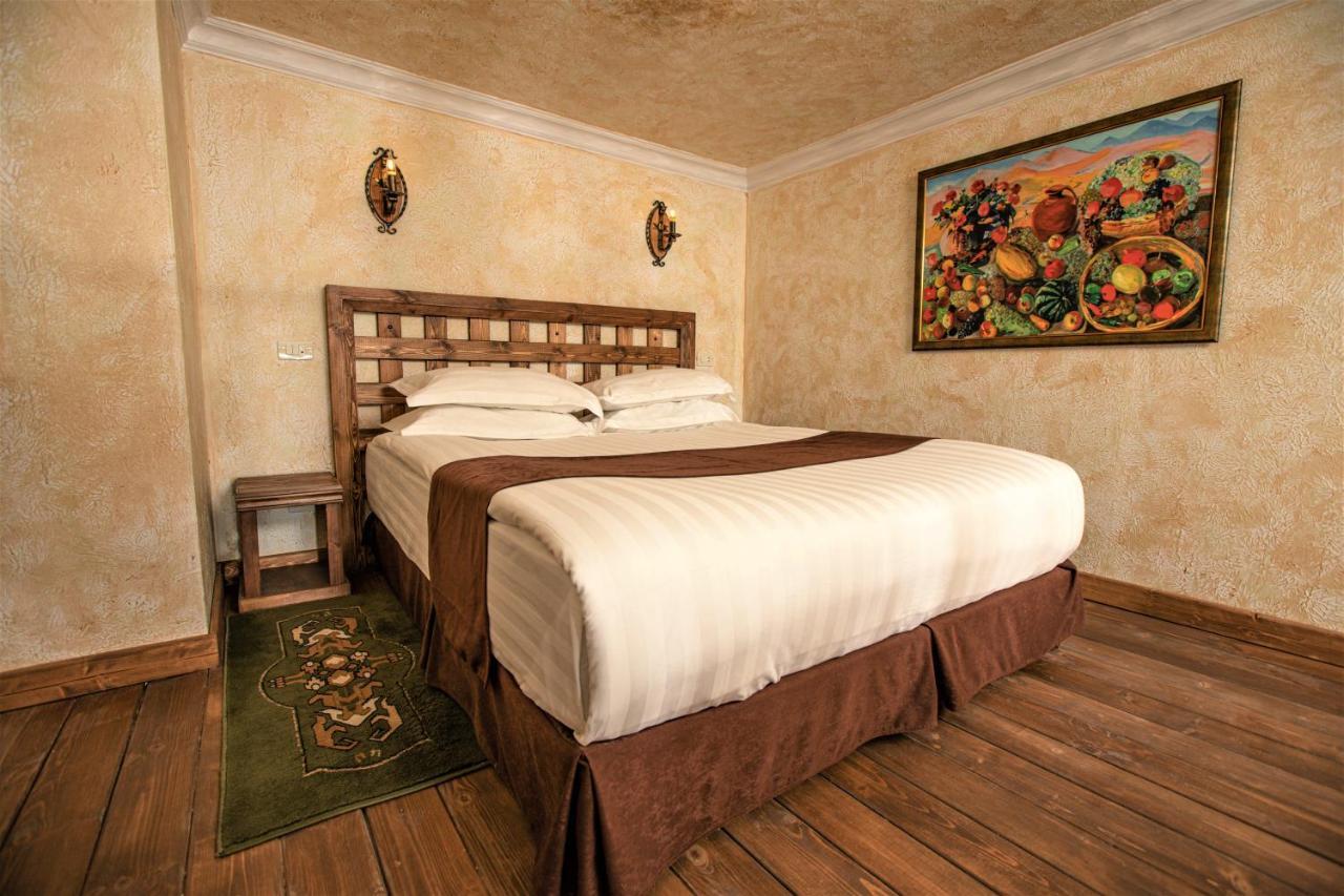 Caucasus Hotel Kasagh Luaran gambar A room at the hotel