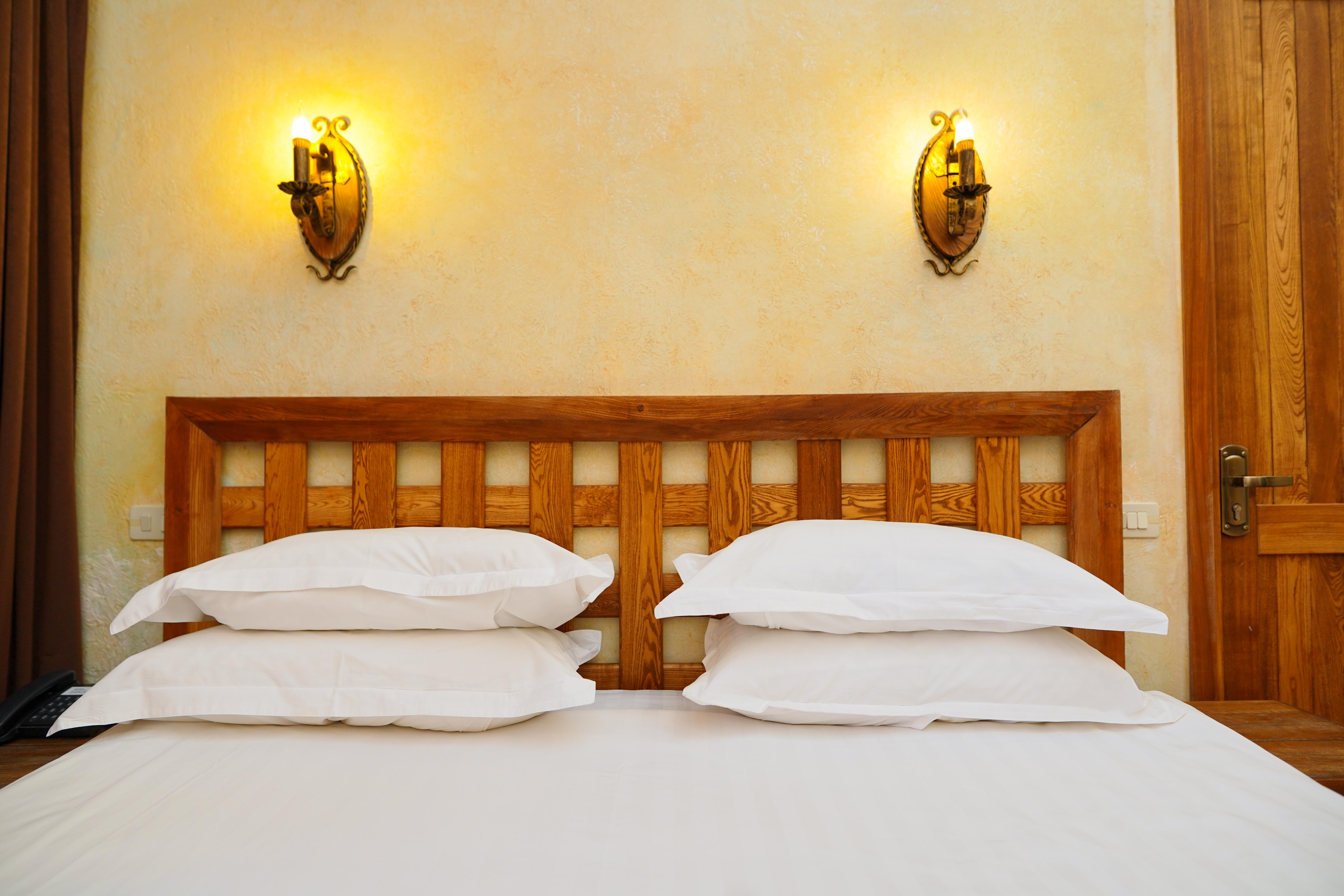 Caucasus Hotel Kasagh Luaran gambar A bed with two pillows
