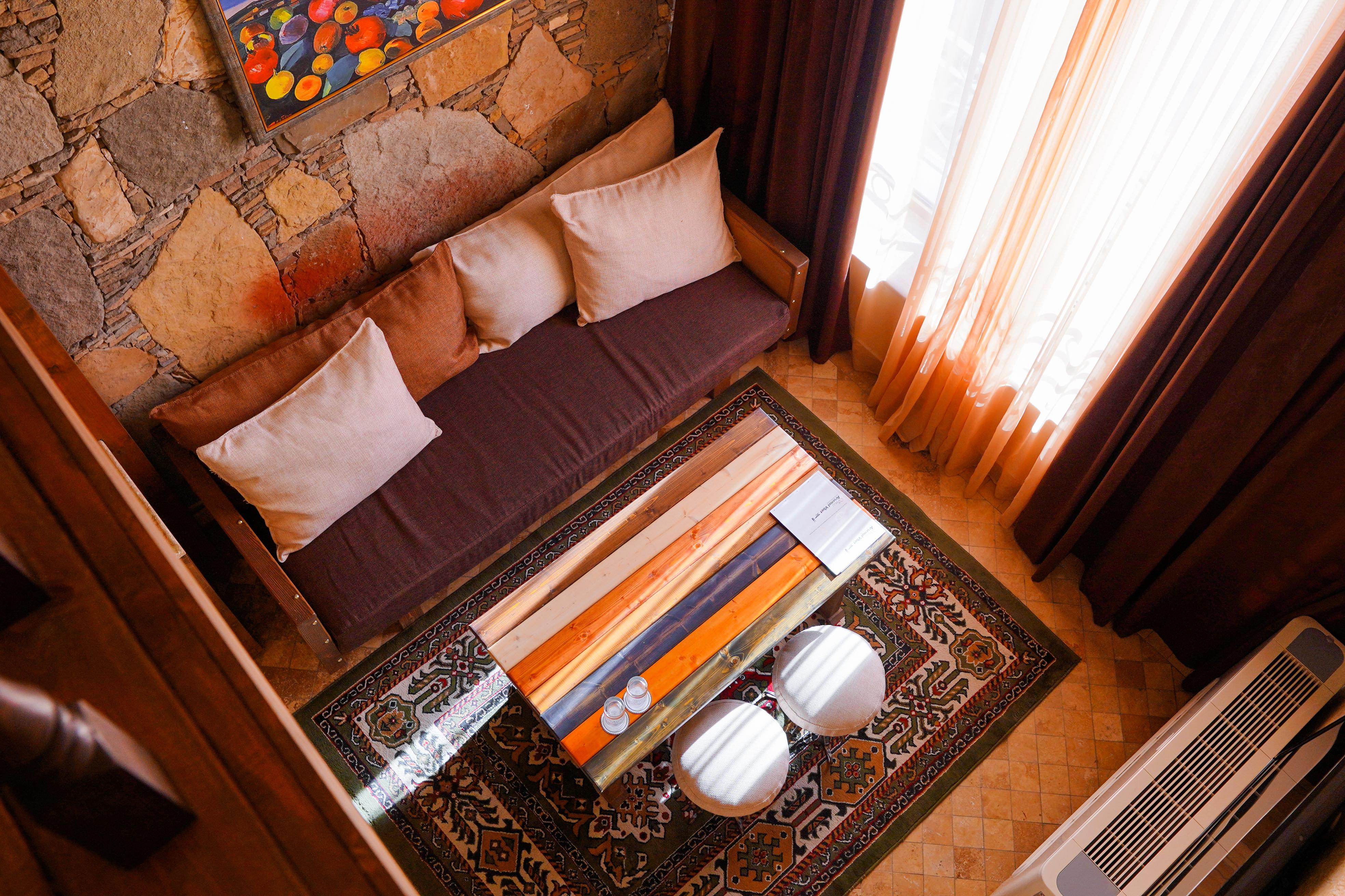 Caucasus Hotel Kasagh Luaran gambar A living room with a carpet