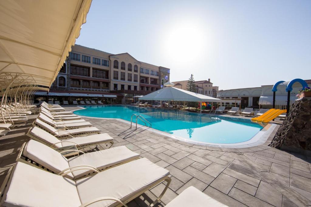 Caucasus Hotel Kasagh Luaran gambar The swimming pool at the hotel