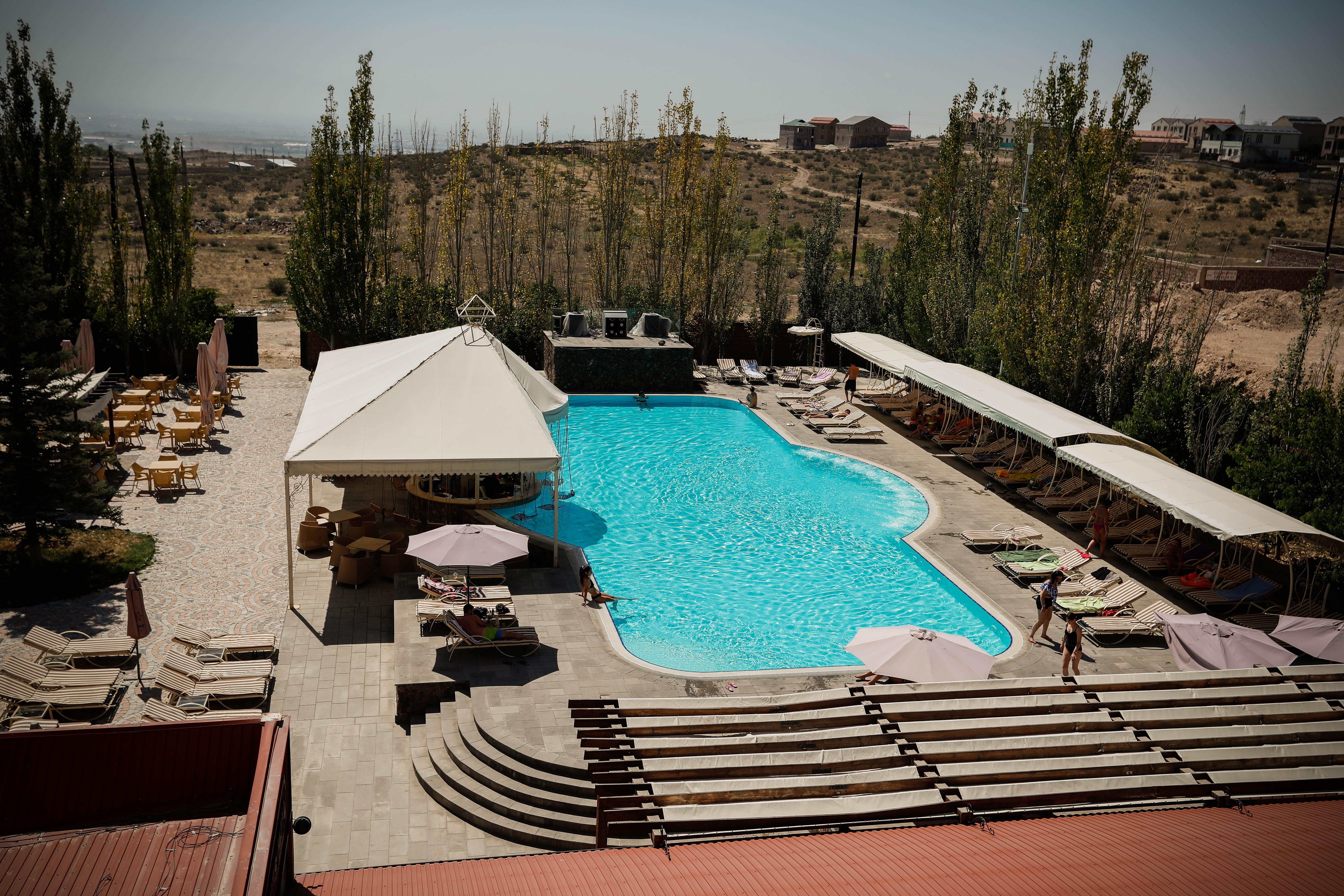 Caucasus Hotel Kasagh Luaran gambar The swimming pool at the Grand Hotel