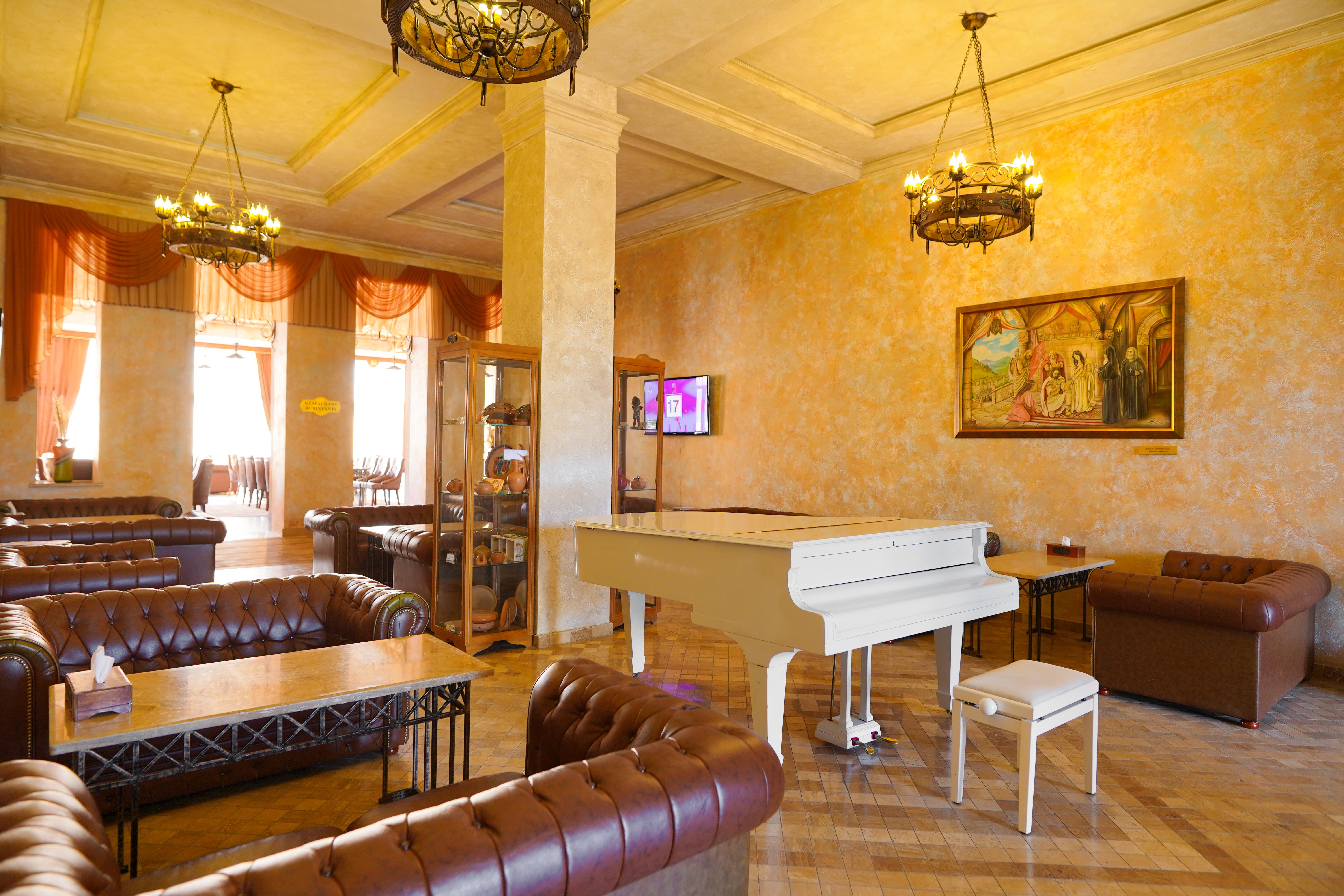 Caucasus Hotel Kasagh Luaran gambar The interior of the hotel