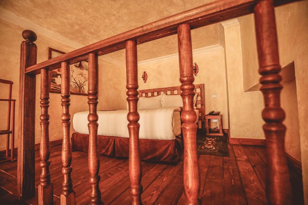 Caucasus Hotel Kasagh Luaran gambar A bed in a hotel room